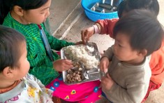 Xúc động trước hình ảnh bé trai 2 tuổi cùng chị gái đến trường chỉ để... ăn cơm