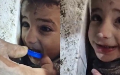 Khoảnh khắc cậu bé nhấp từng ngụm nước trong đống đổ nát tại Syria khiến dân tình rơi nước mắt