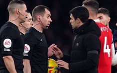 Ban trọng tài phán ứng ra sao trước bàn thua oan ức của Arsenal?