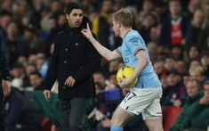 Kevin De Bruyne chỉ tay thẳng mặt trợ lý cũ của HLV Pep Guardiola