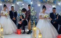 Người bà trao của hồi môn giá trị 'khủng', xách cả giỏ tiền vàng lên sân khấu tặng cho cháu cưng