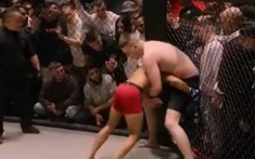 Trận đấu MMA kì lạ nhất thế giới và cái kết bẽ mặt cho kẻ to xác
