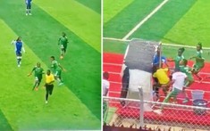 Trọng tài bị các nữ cầu thủ đuổi theo đòi đánh vì không thổi penalty