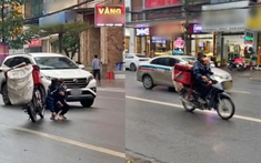 Nghẹn ngào hình ảnh ông bố shipper bế con rong ruổi phố phường đi giao hàng