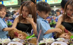 Khoảnh khắc bé trai bán hàng rong ôm thú cưng khiến netizen xúc động, 'triệu like' vì hành động của chủ chó