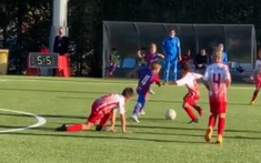 Choáng với pha solo bóng dính keo 502 vào chân rồi ghi bàn của Messi 7 tuổi