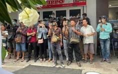 Sự ồn ào phản cảm ở đám tang của NSUT Vũ Linh: Hãy cho “ông hoàng cải lương” yên nghỉ!