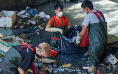 'Lạ đời' Sài Gòn: Trai xinh gái đẹp tự nguyện ngâm mình xuống kênh rạch hốt rác!