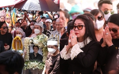 Thoại Mỹ mắt sưng húp, Kim Tử Long - Ngọc Huyền bần thần giây phút tiễn biệt cố NSƯT Vũ Linh