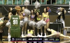Độc lạ bóng rổ: BTC xếp gái đẹp mặc bikini nhảy nhót, với mục đích 'ảo ma canada'