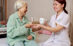 Nỗi khổ người chăm bệnh: Áp lực của lo âu, lúng túng khi giải quyết vấn đề vệ sinh cho bệnh nhân
