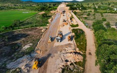 Cách vạch đích 1 tháng, cao tốc 100km qua Bình Thuận cần thêm 6 tháng mới có đất đắp 10% dang dở