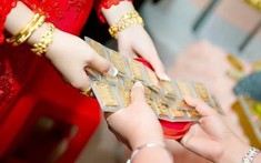 Chỉ nói một câu bố mẹ vợ vội đưa 5 cây vàng cho con rể mua nhà