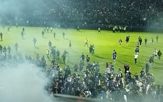 Bóng đá Indonesia lại xảy ra bạo loạn sau khi bị tước quyền đăng cai World Cup U20