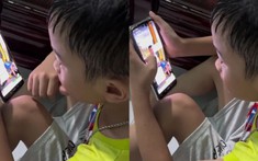 Cậu bé lủi thủi trốn vào góc nhà đọc lại tin nhắn của người mẹ đã khuất khiến netizen rưng rưng nước mắt