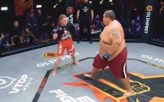 VIDEO: Trận đấu 'quái dị' giữa nữ võ sĩ với nam võ sĩ lệch nhau tới 180kg