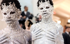 Lil Nas X bị chê lố lăng tại Met Gala 2023, Jennie nhận cơn mưa lời khen từ giới mộ điệu
