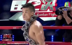 VIDEO: Dây xích làm màu, võ sĩ Trung Quốc bị thánh Muay đấm lên bờ xuống ruộng