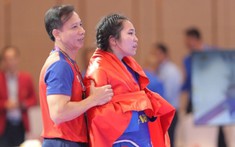 VIDEO: Nữ võ sĩ xinh đẹp của Việt Nam giành HCV SEA Games 32 nhờ bốc thăm