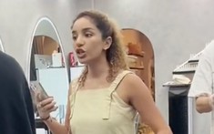 Xôn xao video khách ngoại quốc ném tiền Việt xuống đất khiến cư dân mạng dậy sóng