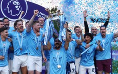 Man City chính thức nâng cúp vô địch Ngoại hạng Anh