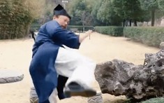 VIDEO: Chưởng môn Võ Đang biểu diễn tuyệt kĩ, khiến cả thế giới bò ra cười