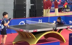 VIDEO: Đối thủ phát bóng khó chịu, bé trai cay cú nhưng không làm được gì