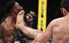 VIDEO cú knock-out kinh hoàng nhất lịch sử: Đá bay cằm đối thủ khỏi trái đất
