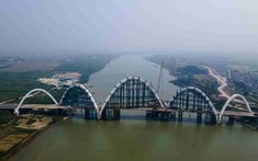 Cầu nhịp vòm thép cao nhất Việt Nam hoàn thành 90%, thông xe trong tháng 6