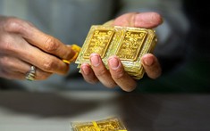 Giá vàng hôm nay 25-5: Tiếp tục lao dốc