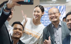 Hoa hậu diện chiếc áo ý nghĩa, quảng bá dự án nhân ái của Mai Phương khi tham dự hội nghị quốc tế