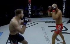 VIDEO: Võ sĩ đá trượt nhưng lại khiến đối thủ knock-out