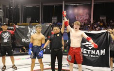 VIDEO: Thầy giáo tiếng Anh trổ tài trên sàn MMA, khiến đối thủ khóc thét