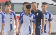 VIDEO: Một HLV Việt Nam đánh học trò ngay trên sân bóng