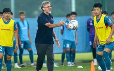 Các cầu thủ U23 Việt Nam nỗ lực ghi điểm trong mắt HLV Troussier