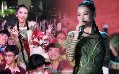 Thu Minh hát từ xe lên sân khấu, được fan 'xin nhẹ' nhẫn kim cương và cặp lông mi