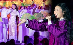 Phương Mỹ Chi bật khóc, hát live đầy cảm xúc tri ân 3000 khán giả xem showcase dưới mưa
