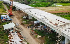 Thiếu vật liệu đắp nền, có nên “nhấc” cao tốc lên khỏi mặt đất?