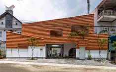 Ngôi nhà khoác áo bằng ngói đỏ có mặt trăng xuất hiện trên mái tại Lâm Đồng