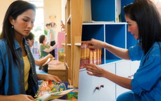 Hoa hậu H'Hen Niê trao quà khuyến học cho các em nhỏ vùng cao
