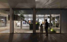 Nhà 2 tầng dùng kính thay tường gạch có phòng trưng bày tranh và xưởng vẽ tại Huế