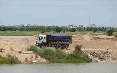 Xe vận chuyển vật liệu của nhà thầu thi công phải lắp bảng hiệu công trình, thiết bị giám sát