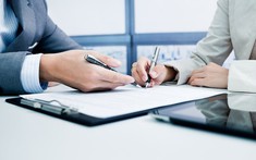 Từ ngày 2/11/2023, ngân hàng không được bán bảo hiểm liên kết đầu tư khi khách vay tiền