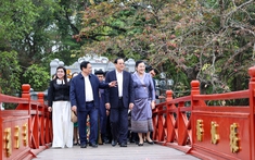 Thủ tướng Phạm Minh Chính, Thủ tướng Lào Sonexay Siphandone cùng hai Phu nhân thăm đền Ngọc Sơn, hồ Hoàn Kiếm