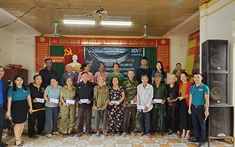 Tạp chí Năng lượng Mới phối hợp cùng BIDV tặng 200 suất quà cho người dân huyện Anh Sơn (Nghệ An)