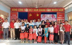 Bệnh viện Bình Tân: Khám bệnh, cấp thuốc miễn phí và tặng quà cho 300 người nghèo xã An Ninh Đông