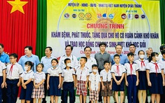 Hơn 200 triệu đồng khám bệnh, phát thuốc, tặng quà cho bà con có hoàn cảnh khó khăn và trao học bổng cho học sinh nghèo hiếu học tại huyện Châu Thành, tỉnh Long An