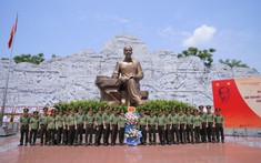 Cán bộ, giáo viên Trường ĐH Kỹ thuật - Hậu cần CAND dâng hương tại khu di tích Sáu điều Bác Hồ dạy CAND