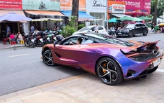 Xem McLaren 750S với màu sơn trị giá hơn 1,2 tỷ đồng lăn bánh trên đường, đổi màu như "tắc kè"