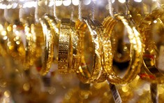 Giá vàng hôm nay 6-5: Neo ở mức cao, chênh lệch với vàng thế giới khoảng 15 triệu đồng/lượng